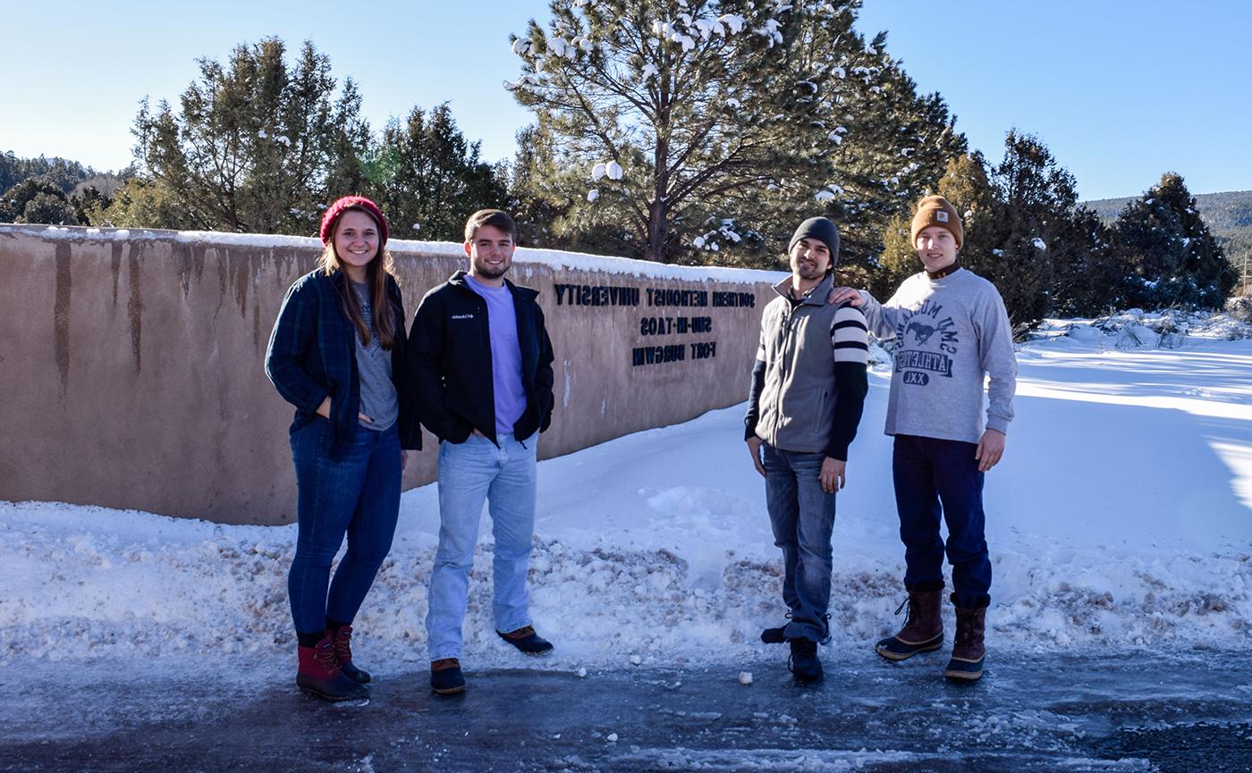 在伯格温堡校区附近的SMU-in-Taos学生用地上的雪做标志